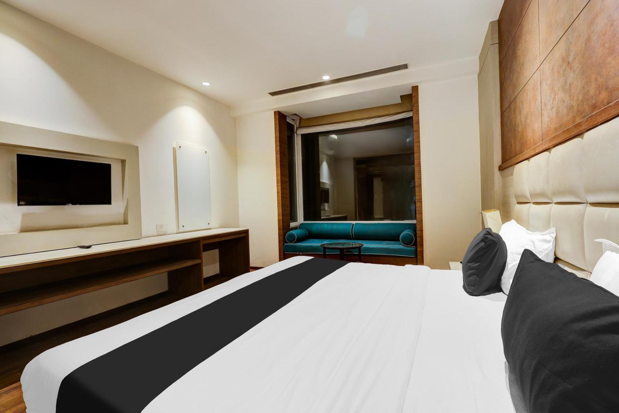 Super Townhouse Chhatarpur Near Metro Park New Delhi Exteriör bild